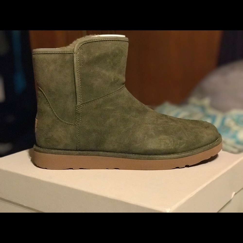 UGG Abree Mini new never worn size 9
